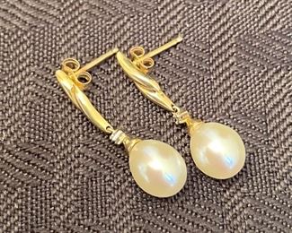 27-E21- $90 
14kt yellow gold earrings with pearls dangling & diamond