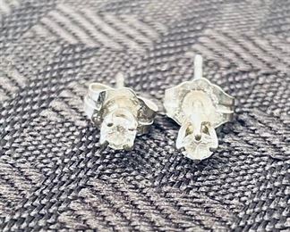 33-EL- $50 
14kt white gold stud diamonds earrings
