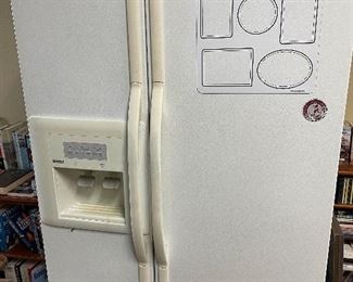 Side by side refrigerator/freezer