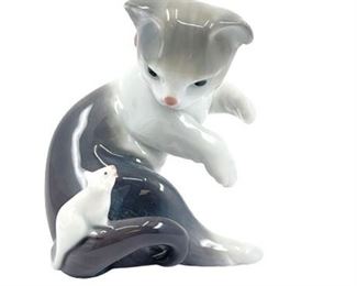 Lot 031
Lladro "Cat and Mouse" Figurine