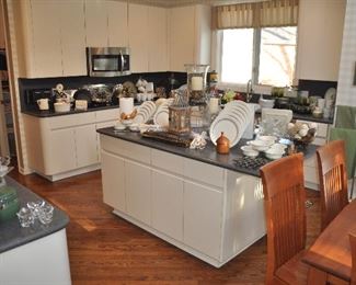 Absolutely Lovely Kitchen Area Filled with Fantastic Kitchenware!