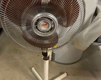 Pedestal oscillating floor fan