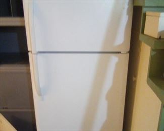 Kenmore Refrigerator top Freezer 68x30x32