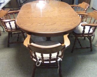Dining Table w/2 Leaves and 5 Chairs