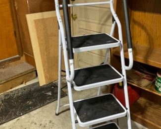 4 Ft Step Ladder with Arms