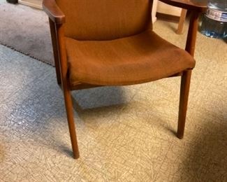 Mid Century Modern Chair Upholstry in Good Condition. 