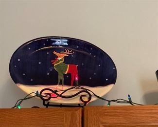 Holiday plates and decor
