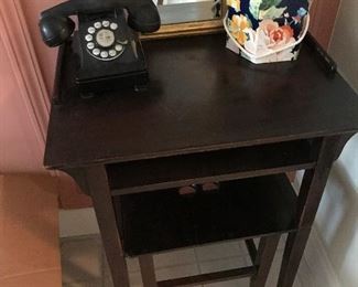 Vintage telephone table...with a vintage telephone!