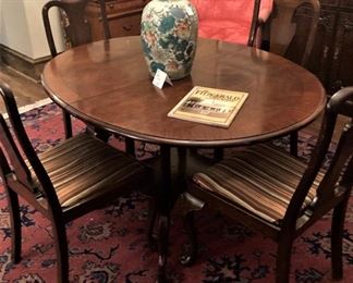 Table & chairs (table has leaves)