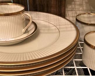 Gold-toned rim dishes