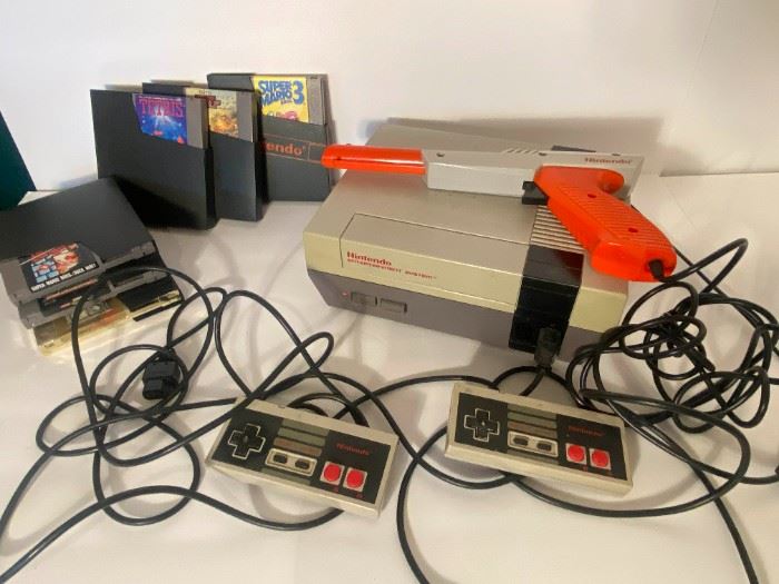 001 Nintendo NES Video Console Legends of Zelda Gold and Controllers