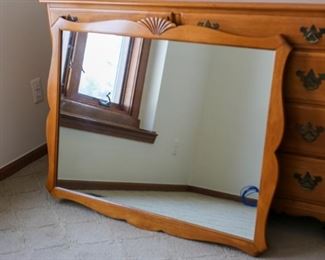 Mirror that goes with 8-drawer dresser