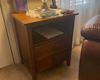 END TABLE/NIGHT STAND 