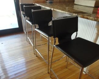 Total of 6 matching bar stools