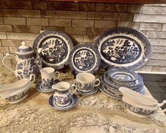 (23) Churchill Blue Willow Dinnerware