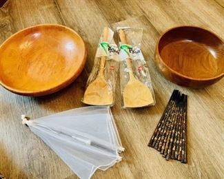 2 Wood Bowls, Large Wood Spoons, Chop Stix, and a
Food Net