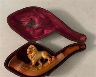 Lion accented wood pipe in case - Meerschaum and Amber