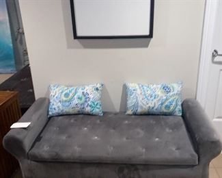 TUFTED BENCH IN GREY!