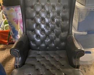 TUFTED LEATHER  OFFICE CHAIR