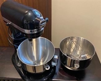 KITCHEN AID MIXER WITH ACCESSORIES PROFESSIONAL HD