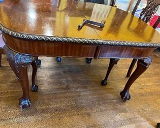 Mahogany crank table with additional leaves and table pad