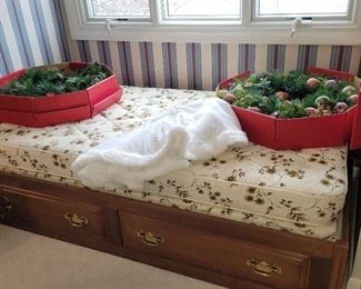 Trundle bed