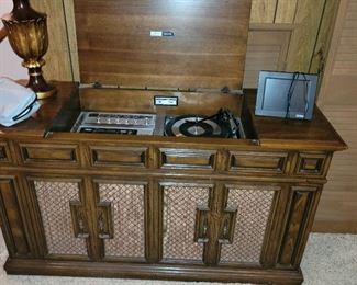 Magnavox stereo console excellent