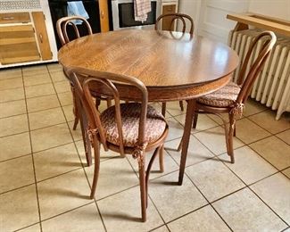 Vintage table with 2 leaves,  8 Thonet  New York chairs 