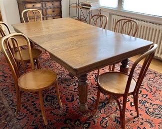 Dining room table and  8 Thonet chairs 