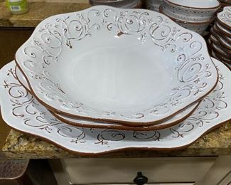 $39 Lot112 - 18.5" platter and 2 serving bowls 14"