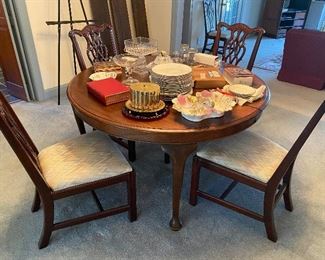 Dining table with 3 leaves