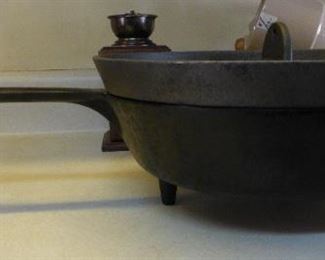 3 leg cast iron skillet with lid
