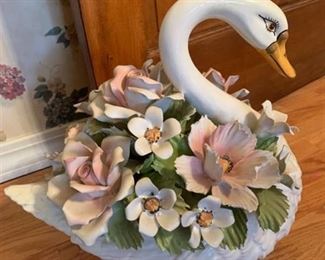Capodimonte swan 18 X 15 (tail is chipped and glued)
