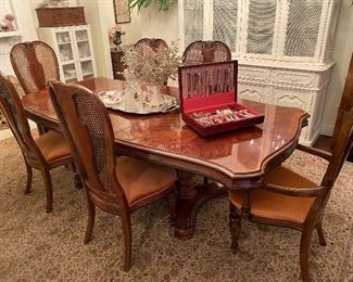 BEAUTIFUL DOUBLE PEDESTAL DINING ROOM TABLE AND CHAIR SET