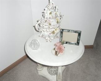 Occasional table and decorations