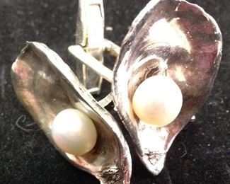 https://www.ebay.com/itm/115108246852	LG588CL Oyster Oval with Pearl .925 Sterling Silver Cuff Links by LetyG		BIN	 $89.99 
