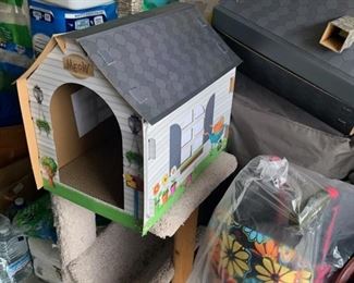 The cat house and the cat stand sold only. 