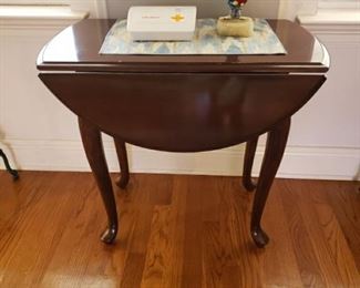 Drop leaf table