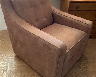 La-Z-Boy Swivel Chair (looks new!)