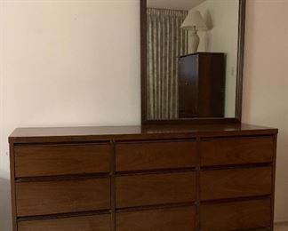 MCM Bedroom Set: Dresser w Mirror, 4-Drawer Dresser, 2 Nightstands, Table Lamp