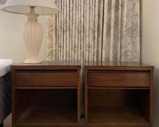 MCM Bedroom Set: Dresser w Mirror, 4-Drawer Dresser, 2 Nightstands, Table Lamp