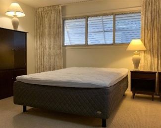 MCM Bedroom Set: Dresser w Mirror, 4-Drawer Dresser, 2 Nightstands, Table Lamp