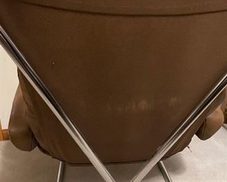 IGMAR RELLING FOR                          WESTNOFA LEATHER AND CHROME LOUNGE CHAIR.                    VIEW OF REAR OF CHAIR.