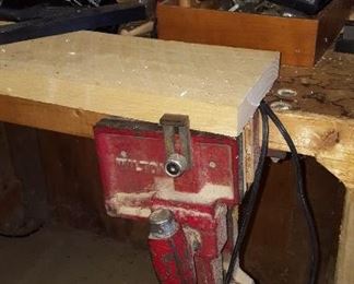 Bench vise