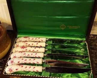 Decorative steak knife set