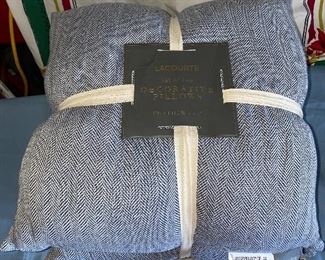 Lacourte Set of 2 Decorative Pillows Feathe Fill New $25.00