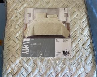 VCNY Twin Quilt in Ivory Quilt and Sham $24.00 New