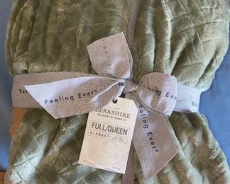 Berkshire Blanket Full/Queen new $16.00