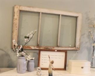 Lots of decorative items.