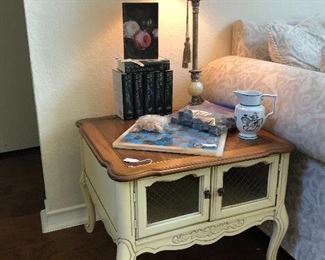 End table with matching coffee table